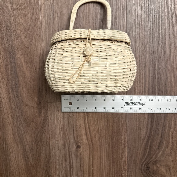 Vintage 1960s Elegant Cream/ off white Woven Handbag
Basket bag - Picture 6 of 7